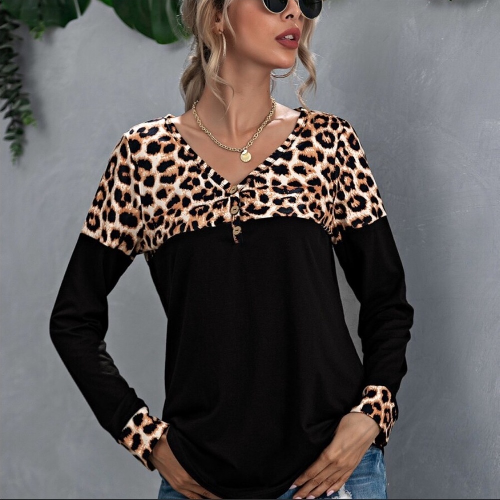 Leopard print v neck button color block top - Picture 4 of 4